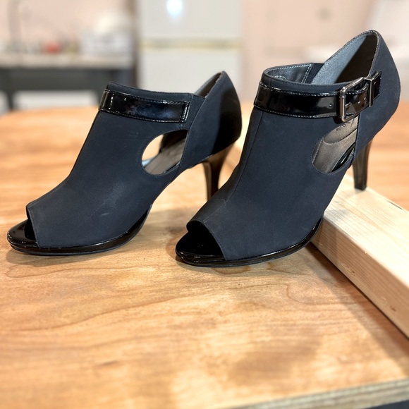 Life Stride Shoes - Life Stride Vixen Shooties Black Soft System Peep toe Cutout Platform Pumps 9.5